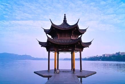 暴雨突袭致西湖著名景点集贤亭倒塌